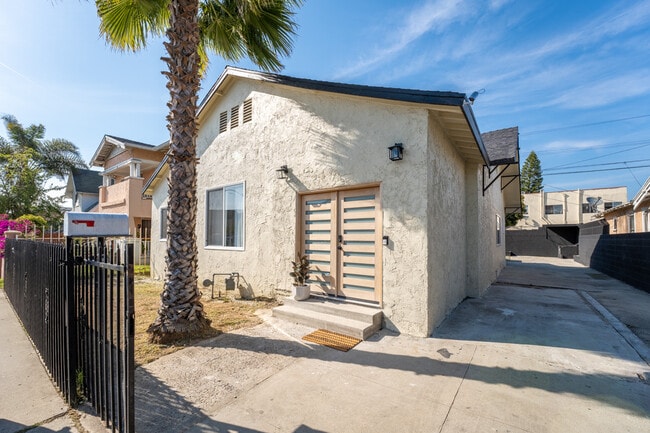 Building Photo - 623 W 42nd St