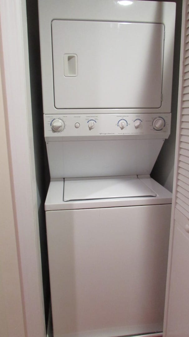 Building Photo - Amazing Rehab Townhome with Deck