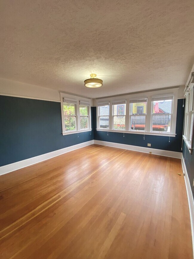 Building Photo - Beautiful Craftsman on Broadway with Live-...