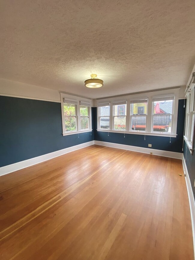 Building Photo - Beautiful Craftsman on Broadway with Live-Work Space Option