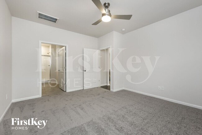 Building Photo - 586 Hillpark Ln