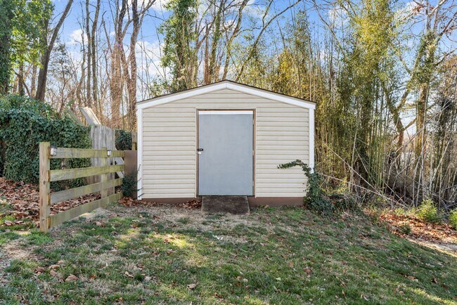 Building Photo - 3BR/2BA Cottage that's on the Rive – Minutes from Downtown Knoxville and Maryville