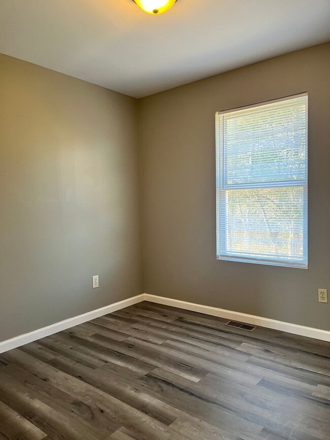 Building Photo - 410 Briden