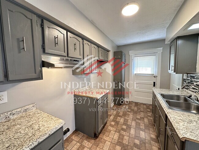 Building Photo - 2720 Dwight Ave