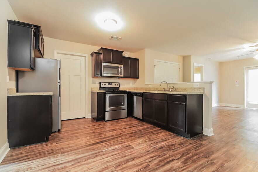 Building Photo - 177 Colony Park Ln