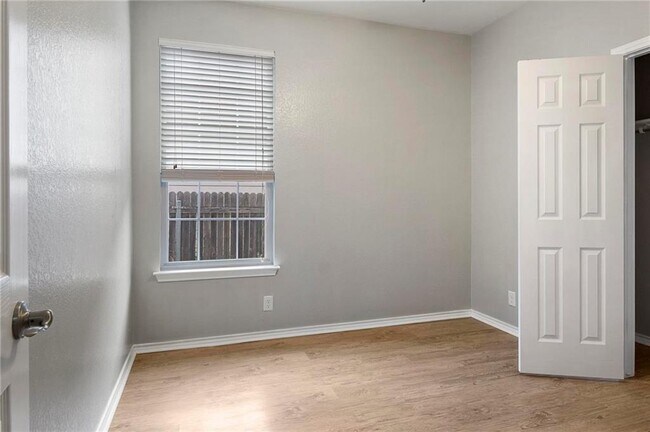 Building Photo - 534 Apricot Dr