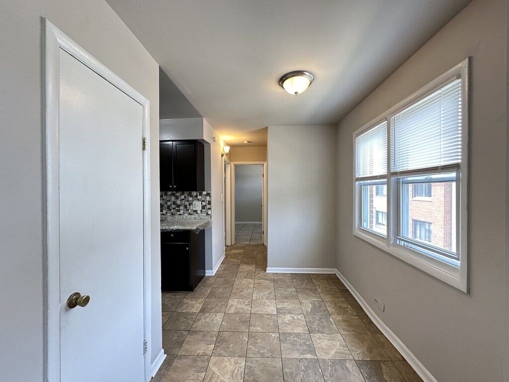 Building Photo - 9610 Ivanhoe Ave