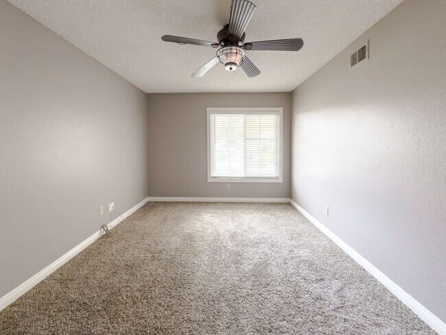 Building Photo - 3 Bedroom/2 Bathroom Private Home with Lar...
