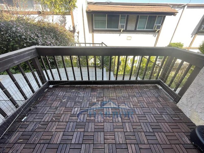Building Photo - 356 Miraleste Dr