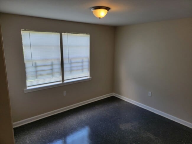 Building Photo - 925-927 Flood St