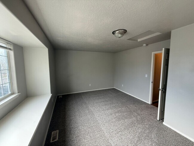 Building Photo - Brand New Floors! 3 Bed, 2.5 Bath Single Family Home