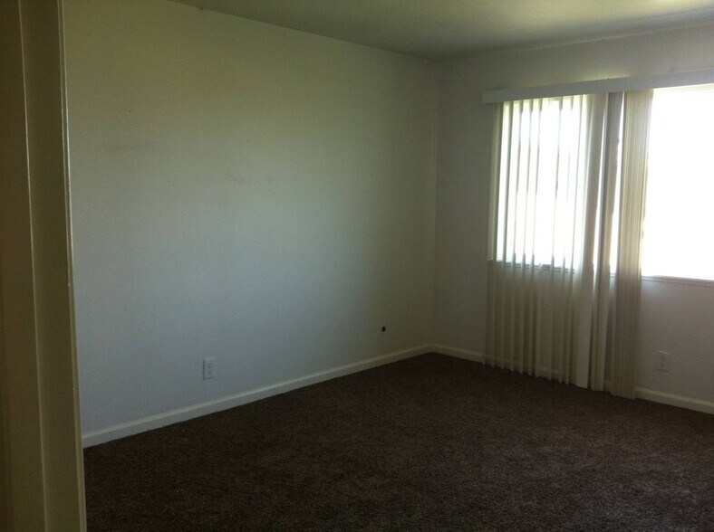 Building Photo - 142 Harrier Ave