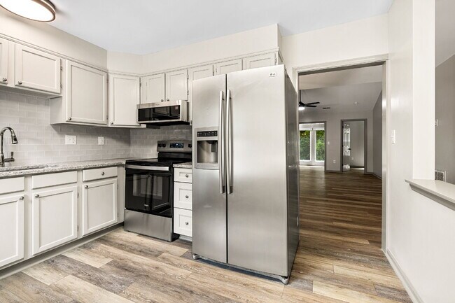 Building Photo - Fully Renovated 2 Bedroom 2 Bathroom Condo in Prime Rock Hill Location.