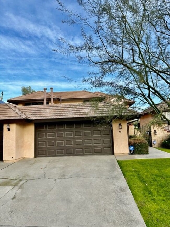 Building Photo - 2323 Easthills Dr