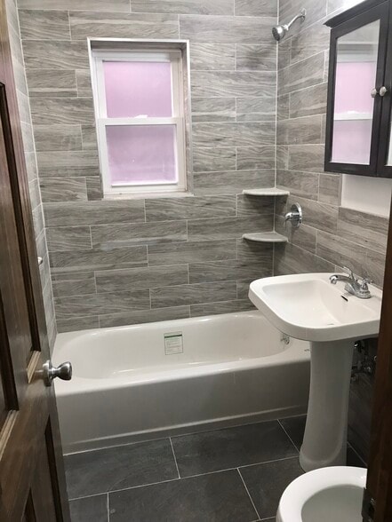 Building Photo - 405 W 263rd St