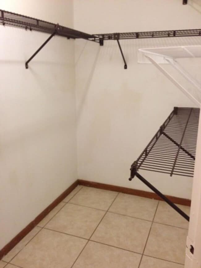 Building Photo - Lovely home on huge corner lot, near UCF!