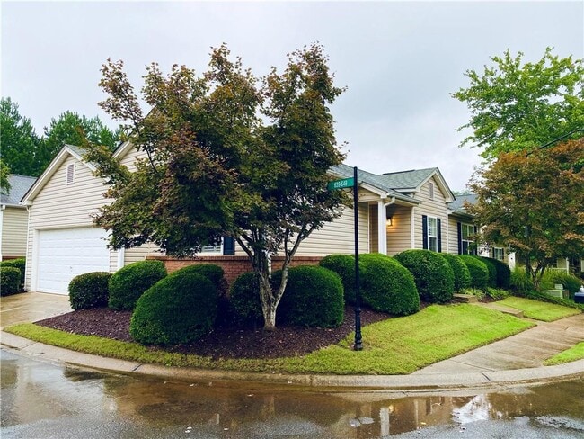 Building Photo - 645 W Oaks Dr