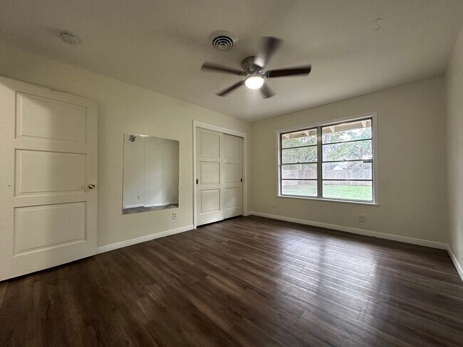 Building Photo - 711 E Locust Ave