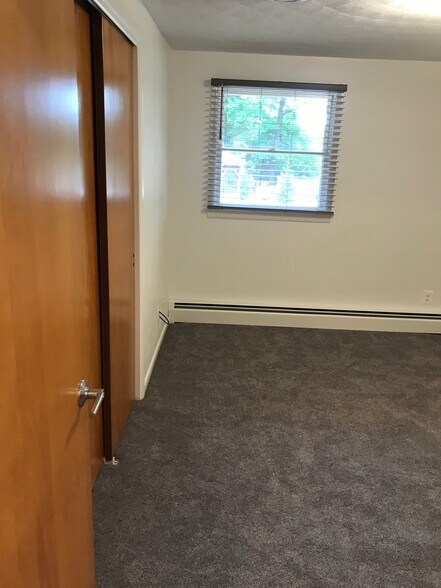 1st bedroom - 1507 Armacost Rd