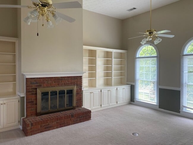 Building Photo - Lakefront family home