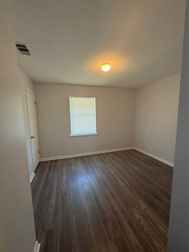 Building Photo - Newly Renovated 2 Bedroom 1.5 Bath