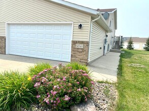 Building Photo - 3 bed, 2 bath Twinhome