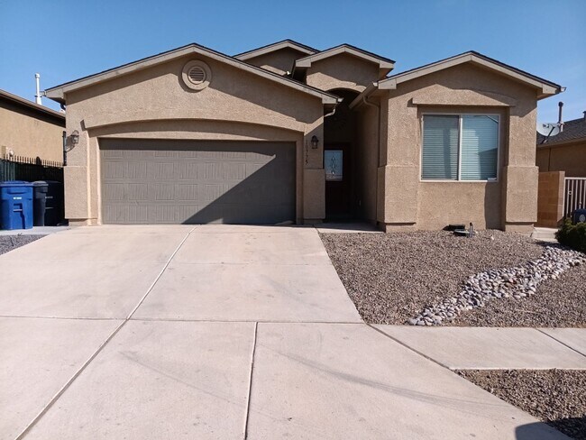 Primary Photo - Spacious 4-bedroom, 2-bathroom home! Showi...