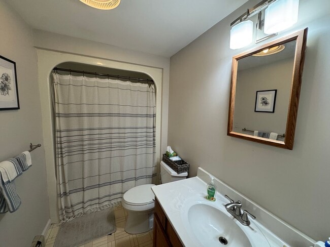 Building Photo - Spacious 3 bedroom 2.5 bathroom Duplex
