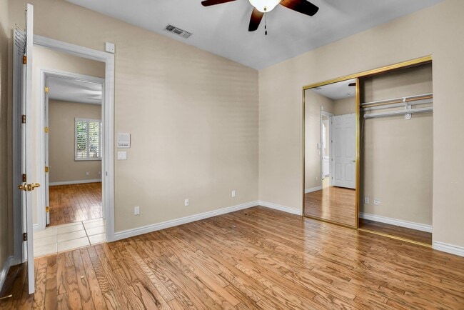 Building Photo - Single Story in Country Club Hills!