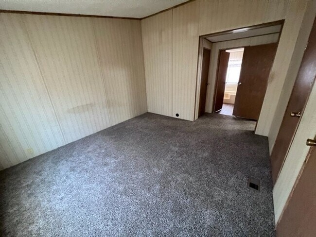 Building Photo - 3 Bedrooms, Includes Fenced Yard New carpe...