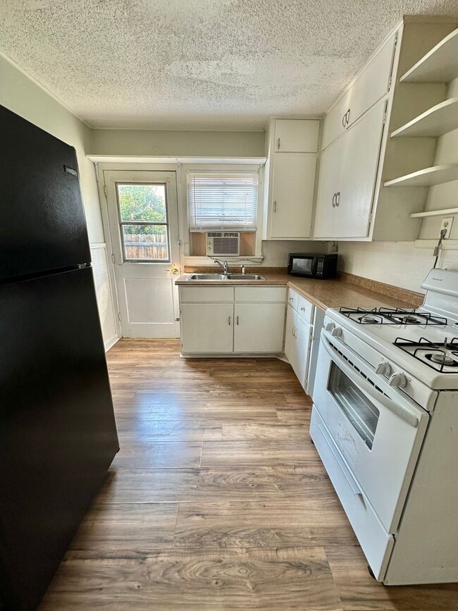 Building Photo - COMING MARCH 2026 - Cozy Santa Rita Duplex!