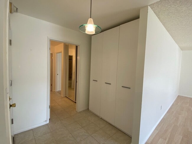 Building Photo - One Bedroom Condo Available in Watergate Community/Emeryville!
