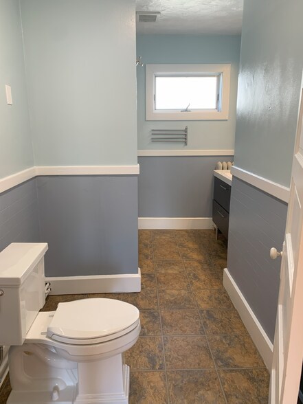 Bathroom - 14 Schley St