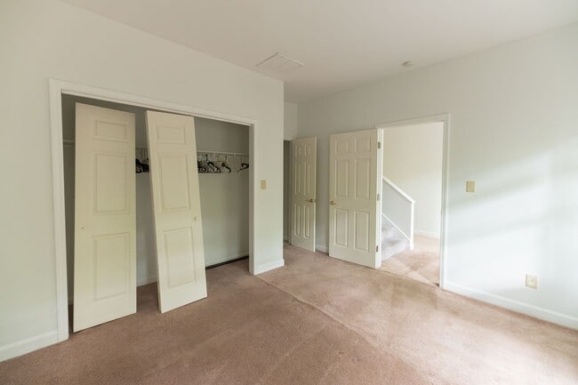 Building Photo - Spacious 3100 sq ft 3 bedroom 2.5 bath home on over 1.5 acres in Oak Ridge NC w/2 car garage