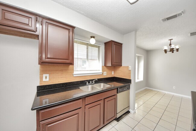 Building Photo - 1911 Hammerwood Dr