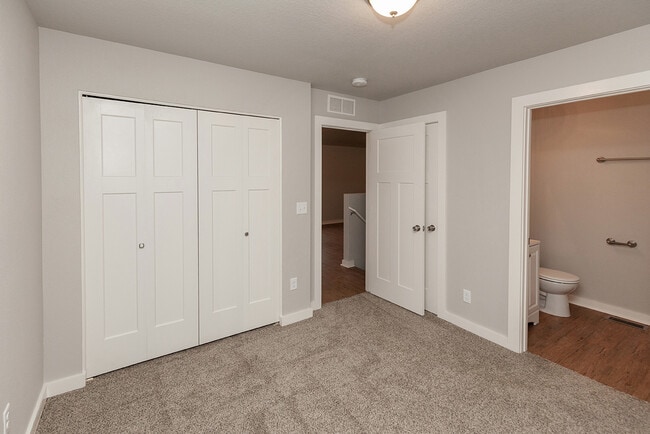 Building Photo - Updated 3 Bed 2 Bath Home