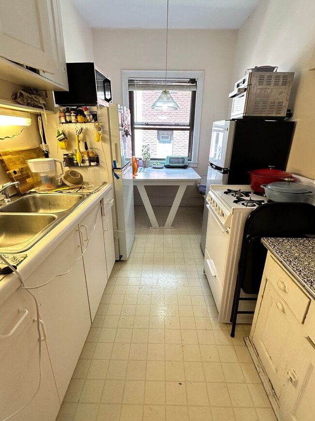 Building Photo - 1 Bedroom Lakes Uptown Corner Unit Apartment, Blocks from Both Lakes, Hardwood Floors, One Month ...