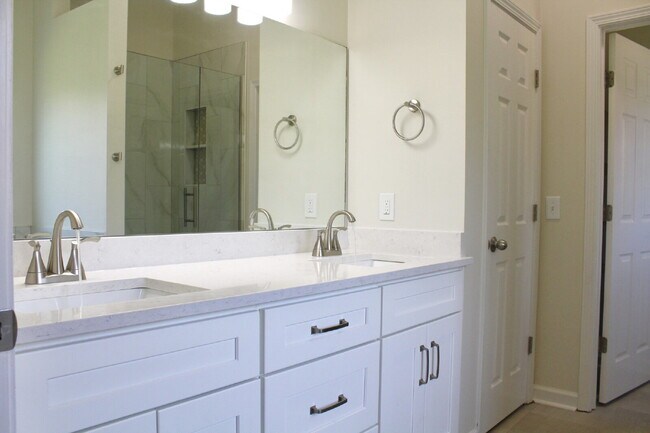 Building Photo - Stunning Move-In Ready Home in Hendersonville – Minutes from Old Hickory Lake!