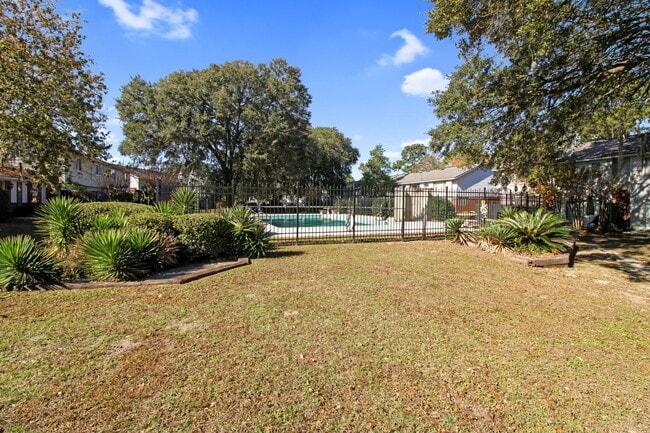 Building Photo - AVAILABLE NOW!  2 BED 2.5 BATH TOWNHOME