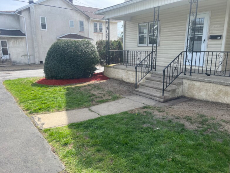 Building Photo - 130 S Apple St