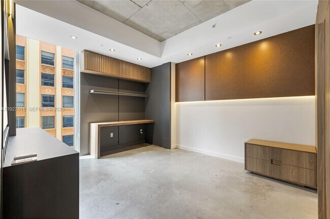 Building Photo - 151 SE 1st St