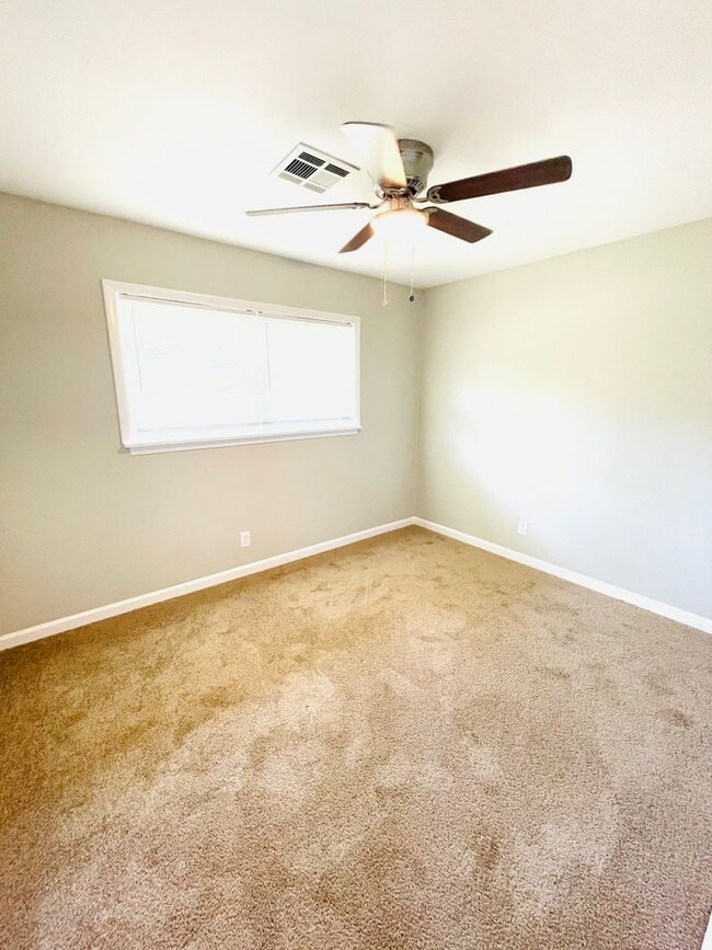 Building Photo - ** 3 Bed 2 Bath located off Woodley road *...