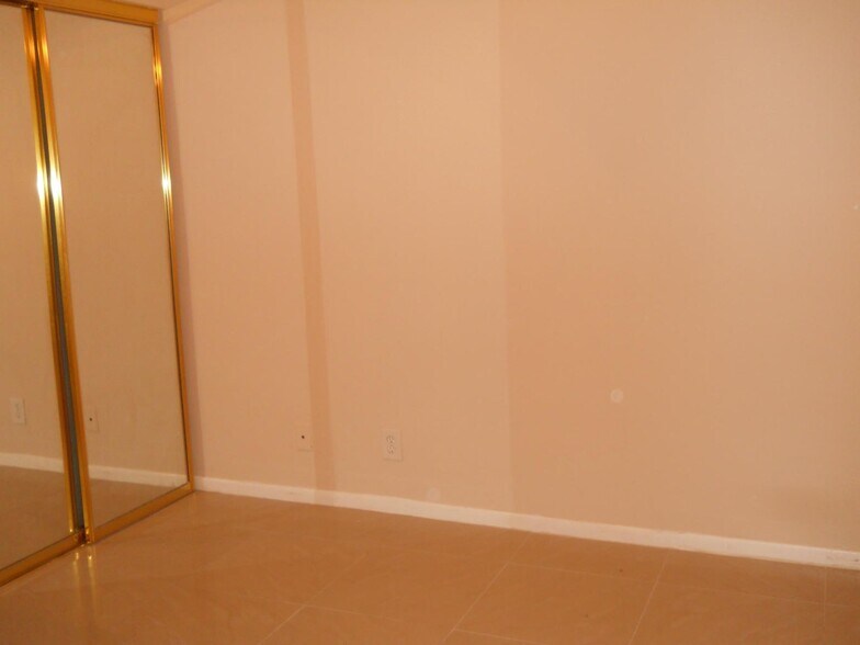 Building Photo - 3955 Village Dr