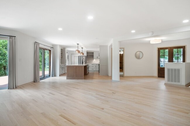 Building Photo - 5 Bed/4.5 Bath Undergrads OK Close to VT