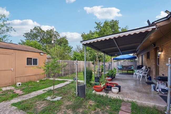 Building Photo - 1602 Lone Oak Ave