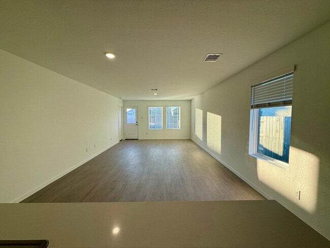 Building Photo - 10914 Silver Canoe Dr
