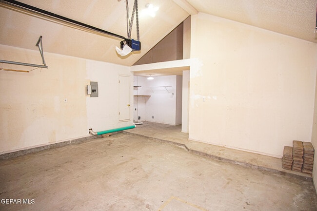 Building Photo - 13944 Roslyn Dr