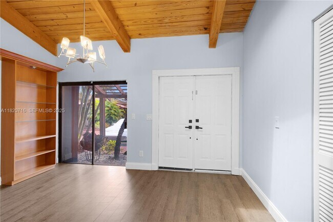 Building Photo - 2627 Parkview Dr S