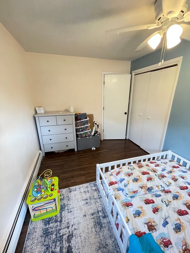 Building Photo - AVAILABLE AUGUST 15th! - 3 bed 2 bath home!