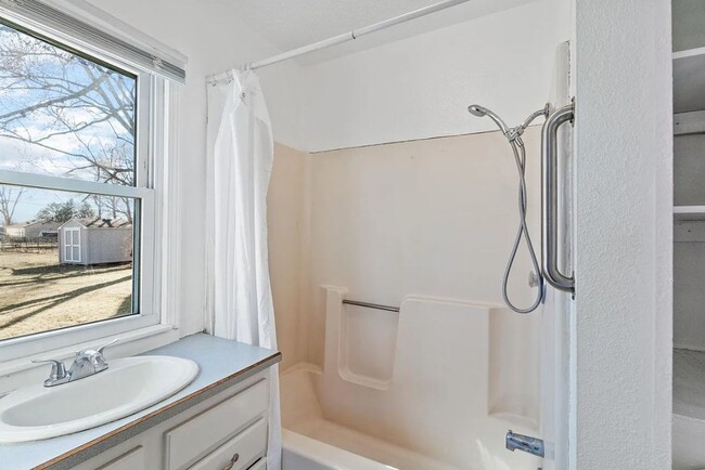 Building Photo - 1 Bed 1 Bath House for Rent! *** 1/2 off 1...